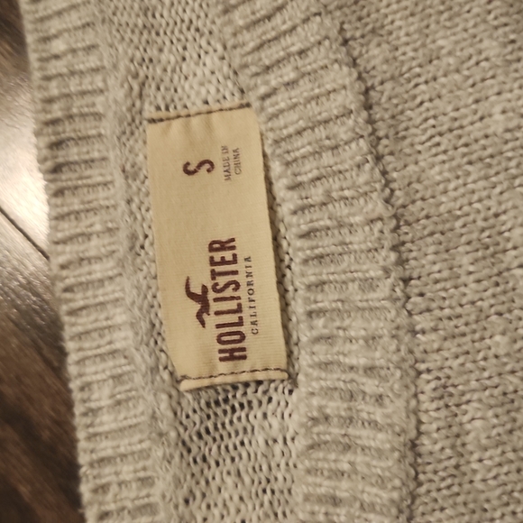 Hollister Sweater - Picture 3 of 3